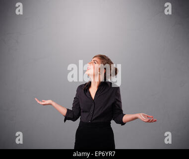 Belle jeune fille juggling with copy space Banque D'Images