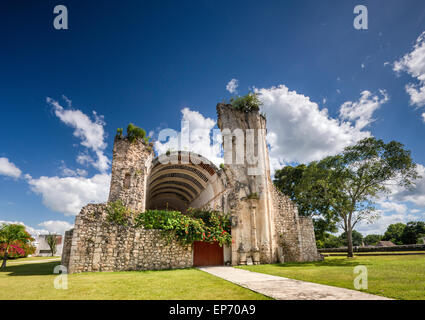 Eglise de Santo Nino Jésus, église fortifiée, l'absence de mur, dans Tihosuco, Ruta de las Iglesias de l'état de Quintana Roo, Mexique Banque D'Images