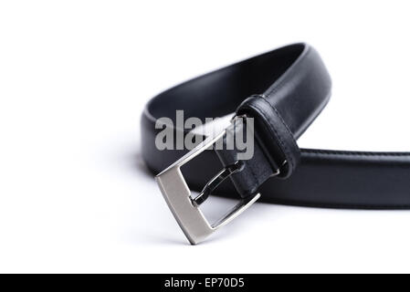 Une ceinture en cuir noir isolé sur un fond blanc. Banque D'Images