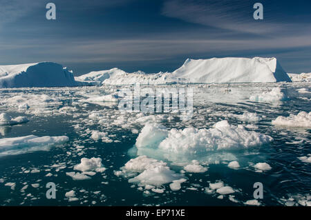 Icebergs géants de la baie de Disko près de illulisat, Groenland, une destination de croisière populaire Banque D'Images