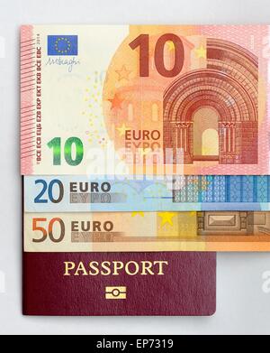 Un passeport britannique et mixte euro notes Banque D'Images