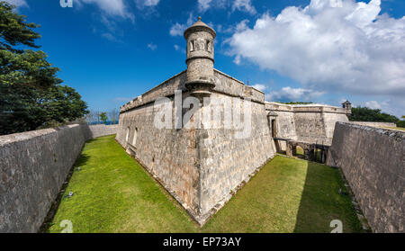 Mur de défense à tourelle sur fossé sec à Fuerte de San Miguel à Campeche, Yucatan, Mexique Banque D'Images