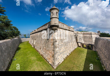 Mur de défense à tourelle sur fossé sec à Fuerte de San Miguel à Campeche, Yucatan, Mexique Banque D'Images