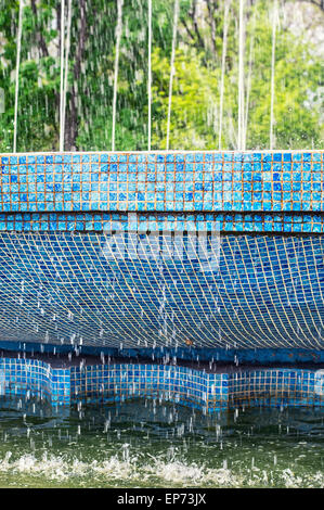 Vieille rue Fontaine sur l'arrière-plan de projections d'eau.Selective focus Banque D'Images