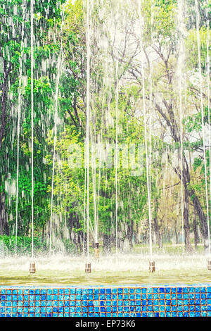 Vieille rue Fontaine sur l'arrière-plan de projections d'eau.Selective focus Banque D'Images