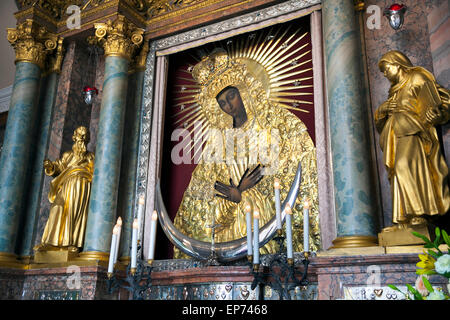 Notre Dame de la porte de l'Aurore dans la chapelle de la porte de l'Aurore, Vilnius, Lituanie Banque D'Images