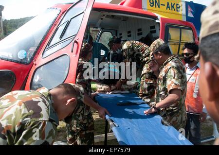 Le Népal, Dolakha. 14 mai, 2015. Le personnel de l'armée népalaise s'acquitter un tremblement de victime d'un hélicoptère dans le district de Dolakha, quelque 130 km à l'est de Katmandou, Népal, 14 mai 2015. Le nombre de morts dans un nouveau séisme puissant qui a frappé mardi le Népal a grimpé à 96 et autour de 2563 blessés, la police du Népal a dit dans sa dernière mise à jour le Jeudi. Credit : Pratap Thapa/Xinhua/Alamy Live News Banque D'Images