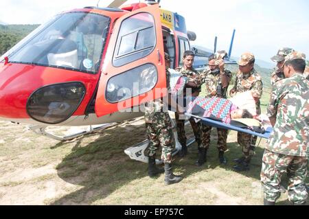 Le Népal, Dolakha. 14 mai, 2015. Le personnel de l'armée népalaise s'acquitter un tremblement de victime d'un hélicoptère dans le district de Dolakha, quelque 130 km à l'est de Katmandou, Népal, 14 mai 2015. Le nombre de morts dans un nouveau séisme puissant qui a frappé mardi le Népal a grimpé à 96 et autour de 2563 blessés, la police du Népal a dit dans sa dernière mise à jour le Jeudi. Credit : Pratap Thapa/Xinhua/Alamy Live News Banque D'Images