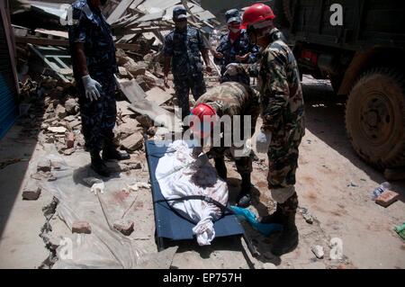 Le Népal, Dolakha. 14 mai, 2015. Le personnel de l'armée népalaise trouver le corps d'une victime du tremblement de terre dans le district de Dolakha, quelque 130 km à l'est de Katmandou, Népal, 14 mai 2015. Le nombre de morts dans un nouveau séisme puissant qui a frappé mardi le Népal a grimpé à 96 et autour de 2 563 autres blessés, la police du Népal a dit dans sa dernière mise à jour le Jeudi. Credit : Pratap Thapa/Xinhua/Alamy Live News Banque D'Images