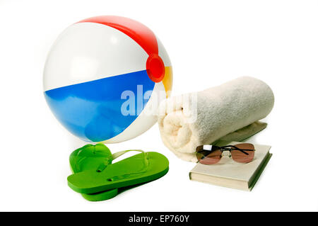 L'été au accessoires de plage avec ballon de plage sur fond blanc Banque D'Images