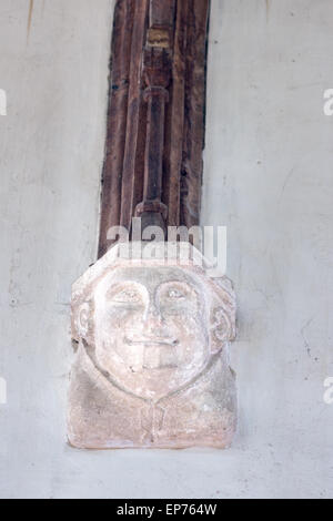 Au grotesque (l'église St Andrew, Rutland Lyddington, Angleterre), qui a été construit principalement dans les années 1300 et années 1400 à côté d'un palace Banque D'Images