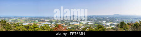 Paysage panoramique de Hangyeong-myeon vue depuis le haut de Jeoji Oreum dans l'île de Jéju, en Corée. Banque D'Images