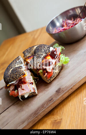 Bagel, ingrédients et salade mixte sur une table Banque D'Images