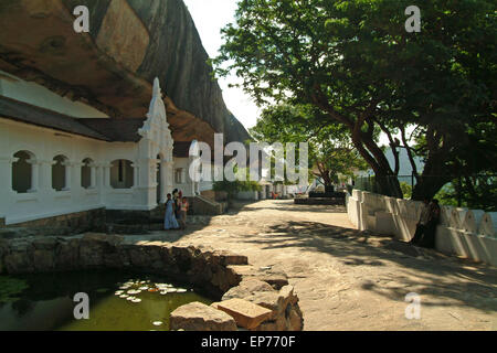 Vue extérieure de Dambulla Cave Temple aussi connu comme le Temple d'or de Dambulla site du patrimoine mondial de l'UNESCO Banque D'Images