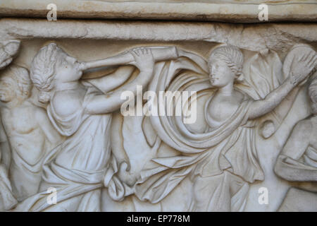 Sarcophage avec procession de cérémonie Dionysiaque. Ménades dansant. 2e C. style romain. Le soulagement. Banque D'Images