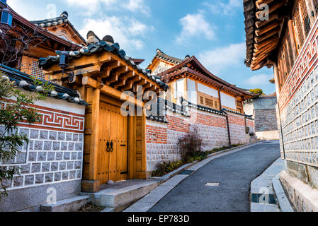 L'architecture de style traditionnel coréen au village de Bukchon Hanok à Séoul, Corée du Sud. Banque D'Images