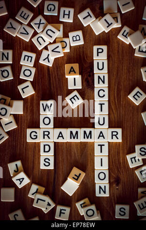 Les mots de la grammaire, de mots et de la ponctuation en toutes lettres à l'aide de carreaux de lettre dans le style d'un jeu de mots croisés Banque D'Images