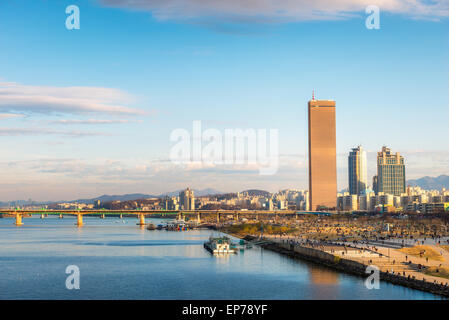 La fin de l'après-midi sur la rivière Han et Yeouido Park à Séoul, Corée du Sud. Banque D'Images