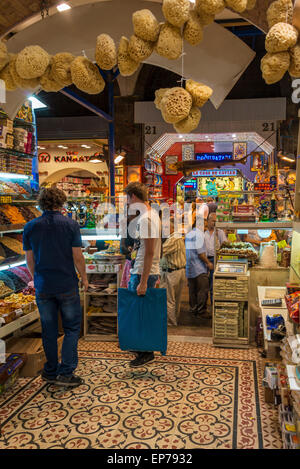 Une boutique dans le marché aux épices d'Istanbul de vente de divers épices et produits Banque D'Images