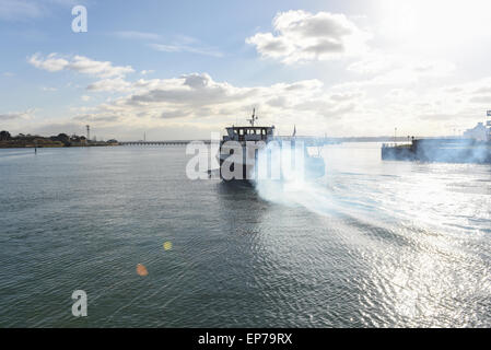 Un bateau lance le carburant diesel la pollution de la fumée Banque D'Images