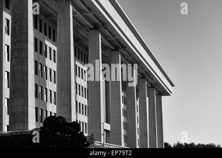 Noir et blanc de l'imposante façade de l'Assemblée nationale de Corée du Sud à Séoul. Banque D'Images