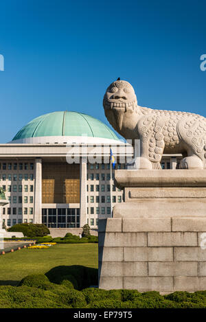 Un haechi statue monte la garde à l'extérieur de l'Assemblée nationale de Corée du Sud sur un beau matin de printemps. Banque D'Images