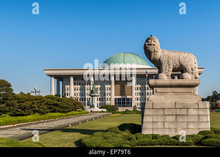 Un haechi statue monte la garde à l'extérieur de l'Assemblée nationale de Corée du Sud sur un beau matin de printemps. Banque D'Images