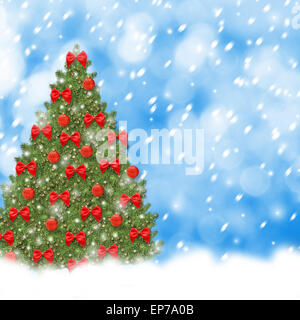 Arbre de Noël avec les boules rouges et de beaux arcs sur fond neigeux abstrait Banque D'Images