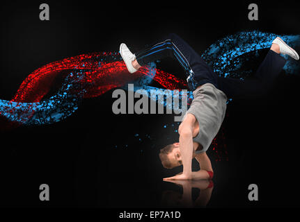 Des hommes qualifiés dancer balancing sur ses avant-bras Banque D'Images