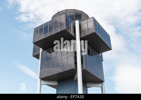Tour de contrôle de l'aéroport de Genève. L'architecture moderne à l'aéroport de Cointrin Banque D'Images