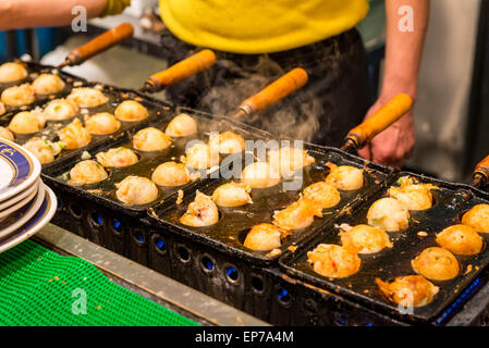 En Takoyaki à un grillé street food à Osaka, Japon. Banque D'Images