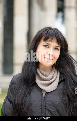 Fille de tourisme à l'Ercules temple, datant du 2e siècle avant J.-C. Plus tard, et peut-être érigée par L. Mummius Achaicus Banque D'Images