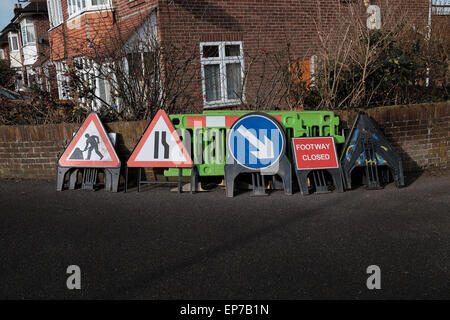 Divers signes de travaux routiers Banque D'Images