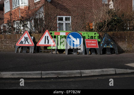 Divers signes de travaux routiers Banque D'Images