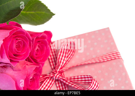 S'appuyant sur des roses rose à pois rose wrapped present Banque D'Images