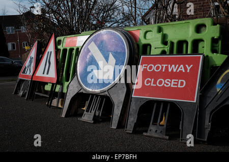 Divers signes de travaux routiers Banque D'Images