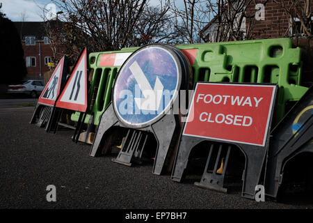 Divers signes de travaux routiers Banque D'Images