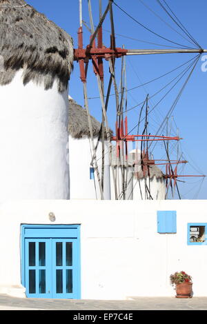 Les moulins à vent sur une colline près de la mer à l'île de Mykonos, Grèce Banque D'Images