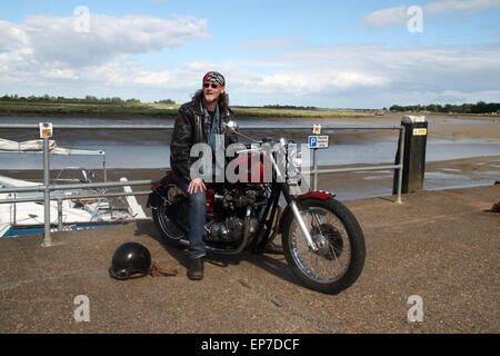 Assis sur Biker moto Triumph vintage par river dans Maldon, Essex Banque D'Images