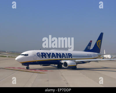 Avion de Ryanair sur la piste avant le décollage à l'aéroport El Prat de Barcelone Banque D'Images