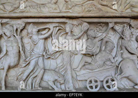 Sarcophage avec procession de cérémonie Dionysiaque. 2ème ANNONCE de siècle. Roman. L'Italie. Banque D'Images