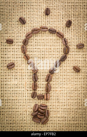 Ampoule Lumière fabriqué à partir de grains de café avec les faisceaux lumineux Banque D'Images