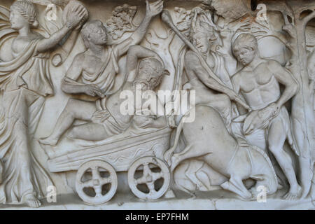 Sarcophage avec procession de cérémonie Dionysiaque. 2e ch. Roman. Le relief du détail. Banque D'Images