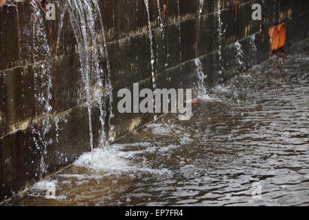 Remblai sous l'eau avec de l'eau Pression de pulvérisation et la création de petite cascade Banque D'Images