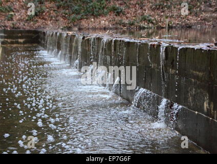 Sous la pression de l'eau du remblai après de fortes pluies et de remplissage de petits lit d'eau Banque D'Images