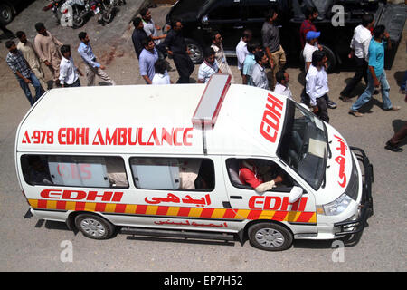 Karachi. 14 mai, 2015. Une ambulance transporte un cercueil d'une victime d'une attaque sur l'Ismaili chiite pakistanais, membres de la communauté minoritaire d'un cimetière dans le sud de port pakistanais ville de Karachi le 14 mai 2015. Au moins 45 personnes ont été tuées et 10 autres ont été blessés lorsque des hommes armés ont ouvert le feu sur un autobus transportant environ 60 à 65 personnes d'un groupe minoritaire dans la ville portuaire du sud du Pakistan de Karachi le mercredi matin, les médias locaux et des fonctionnaires a dit. Credit : Arshad/Xinhua/Alamy Live News Banque D'Images