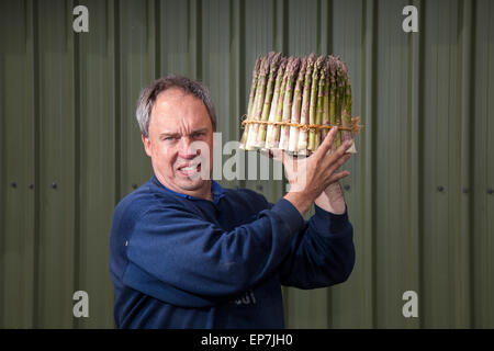 Troisième génération de la famille Brook d'agriculteurs locaux qui ont rasé les zones de dune, a travaillé ces terres de sable sur la côte Costa Daurada à cultiver l'asperge, une spécialité locale, qui peuvent encore être apprécié dans la brève saison entre début mai et le 21 juin. Le National Trust a récemment érigé statues sculptées le long du nouveau sentier pour marquer la culture traditionnelle de la campagne agricole dans ces zones côtières les sols sablonneux, et avec un bon climat réchauffé par la mer Banque D'Images