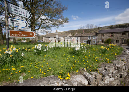 Yorkshire Dales, Angleterre. Vue pittoresque de printemps en bordure de panneaux indicateurs dans le Yorkshire village de Arncliffe. Banque D'Images