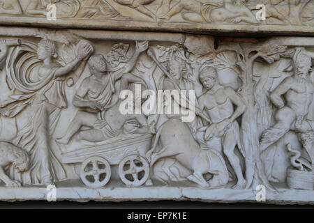Sarcophage avec procession de cérémonie Dionysiaque à l'avant et sur les côtés. 160-180 AD. Rome. Musée National Romain. Banque D'Images