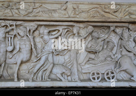 Sarcophage avec procession de cérémonie Dionysiaque à l'avant et sur les côtés. 160-180 AD. Rome. Musée National Romain. Italie Banque D'Images